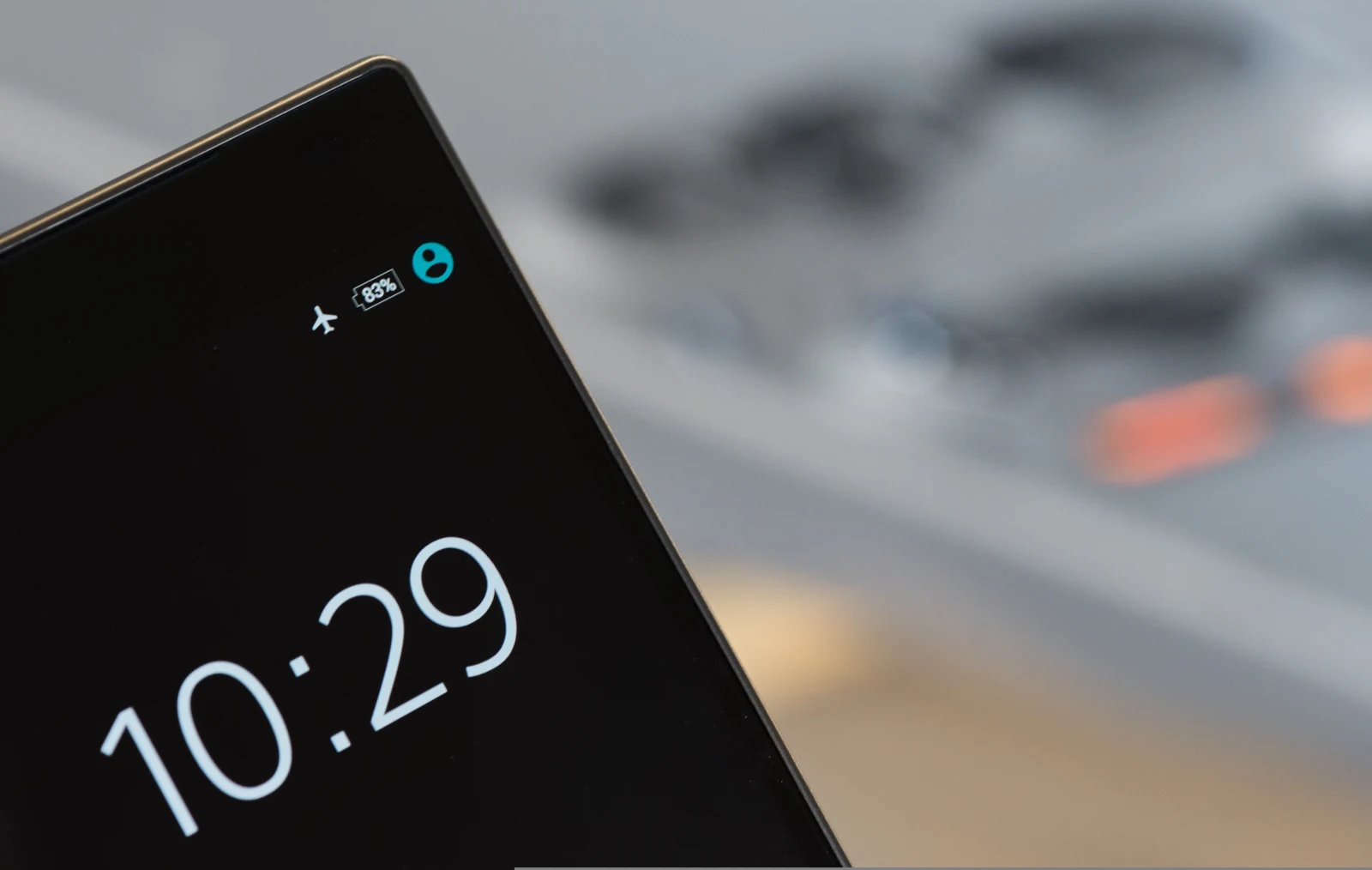 Saat ve durum simgeleri görünen bir akıllı telefon ekranı